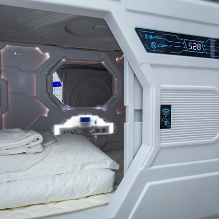 Kiwi Capsule Hotel Банкок Екстериор снимка
