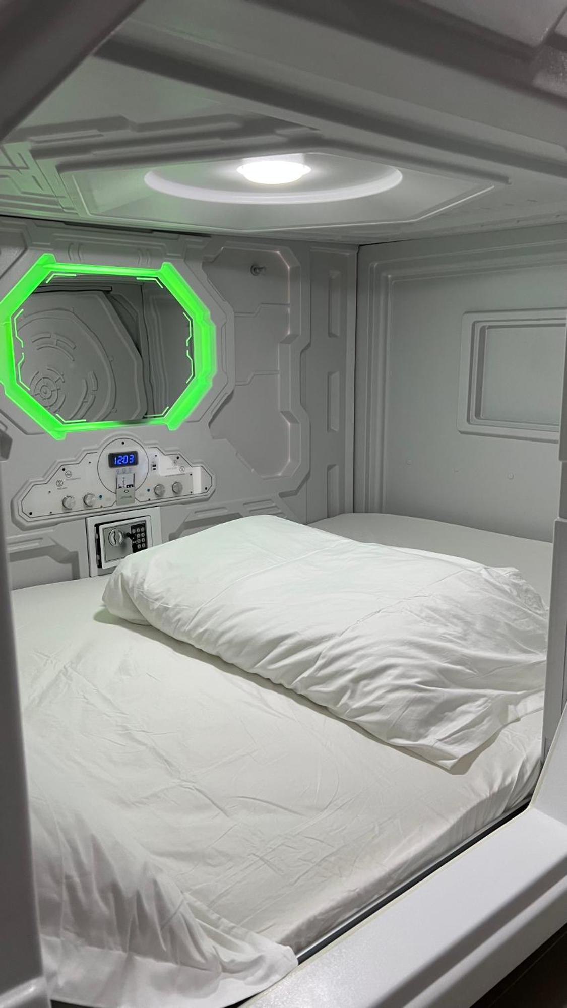 Kiwi Capsule Hotel Банкок Екстериор снимка