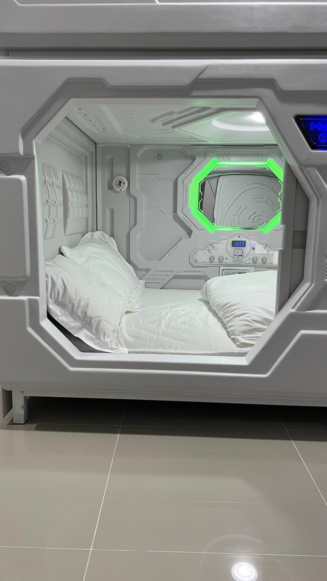 Kiwi Capsule Hotel Банкок Екстериор снимка