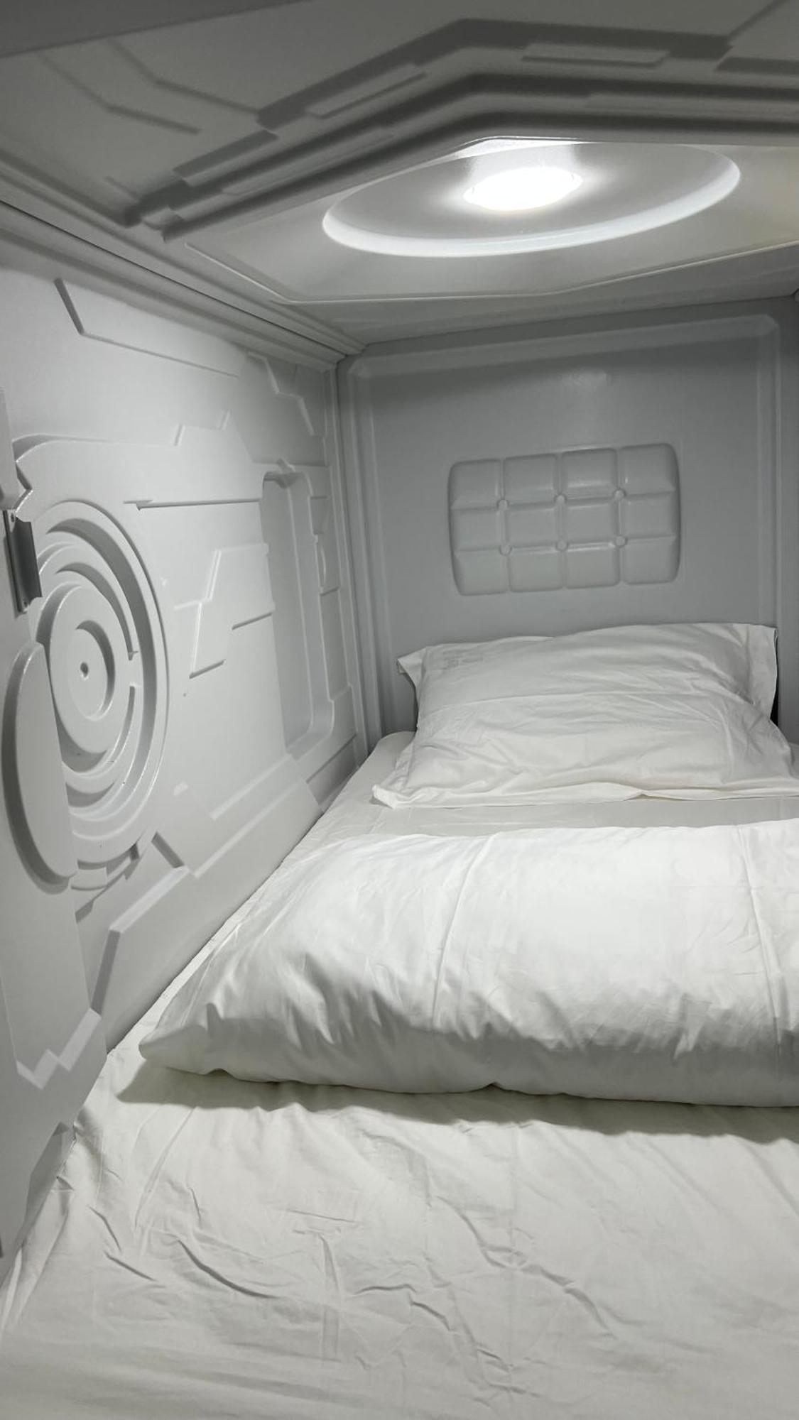 Kiwi Capsule Hotel Банкок Екстериор снимка