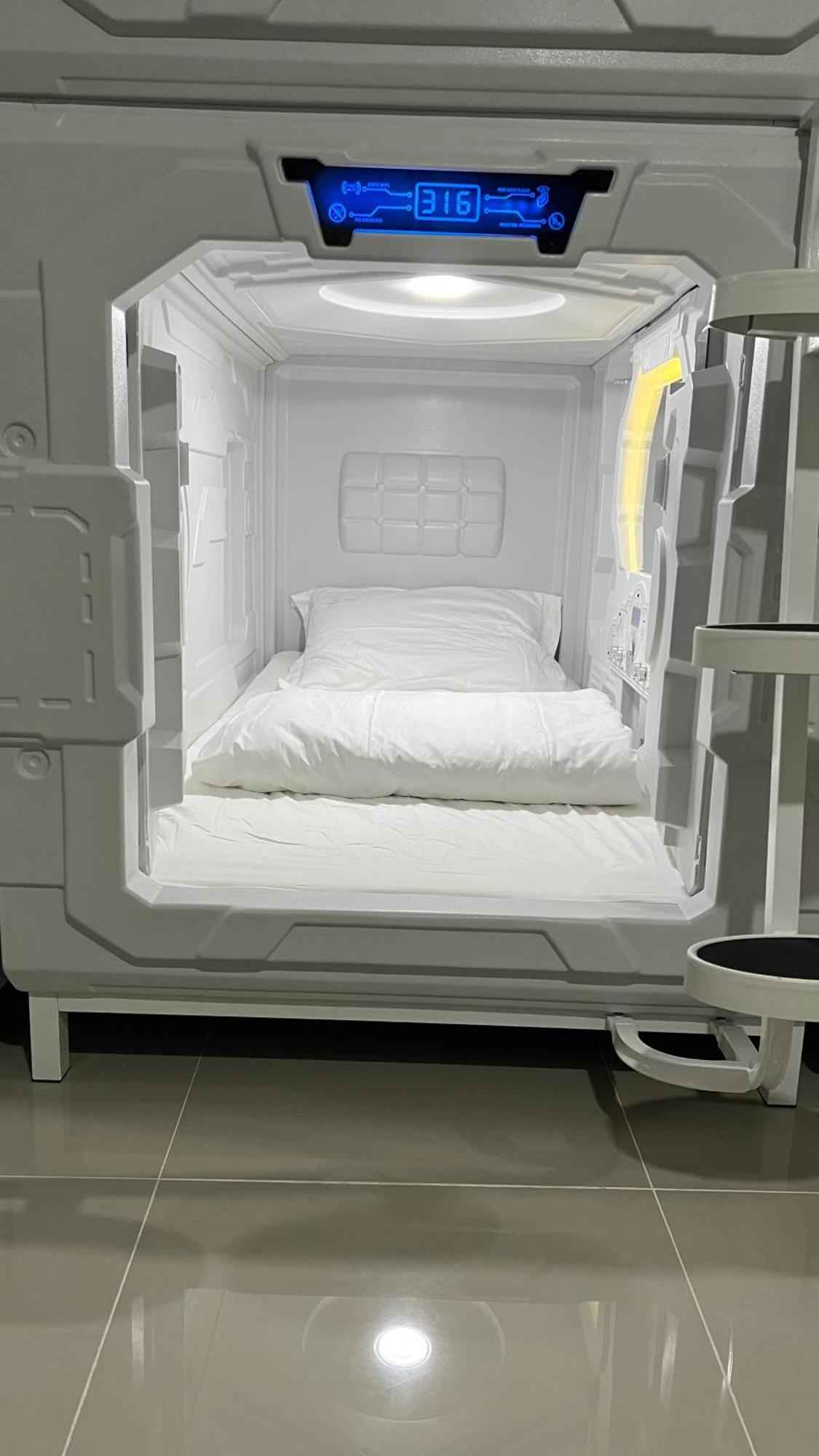 Kiwi Capsule Hotel Банкок Екстериор снимка