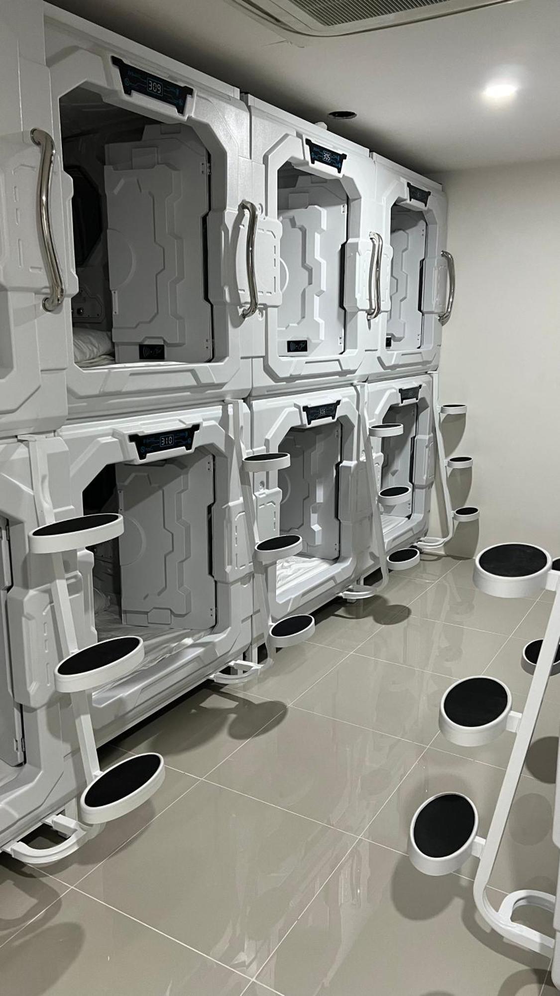 Kiwi Capsule Hotel Банкок Екстериор снимка