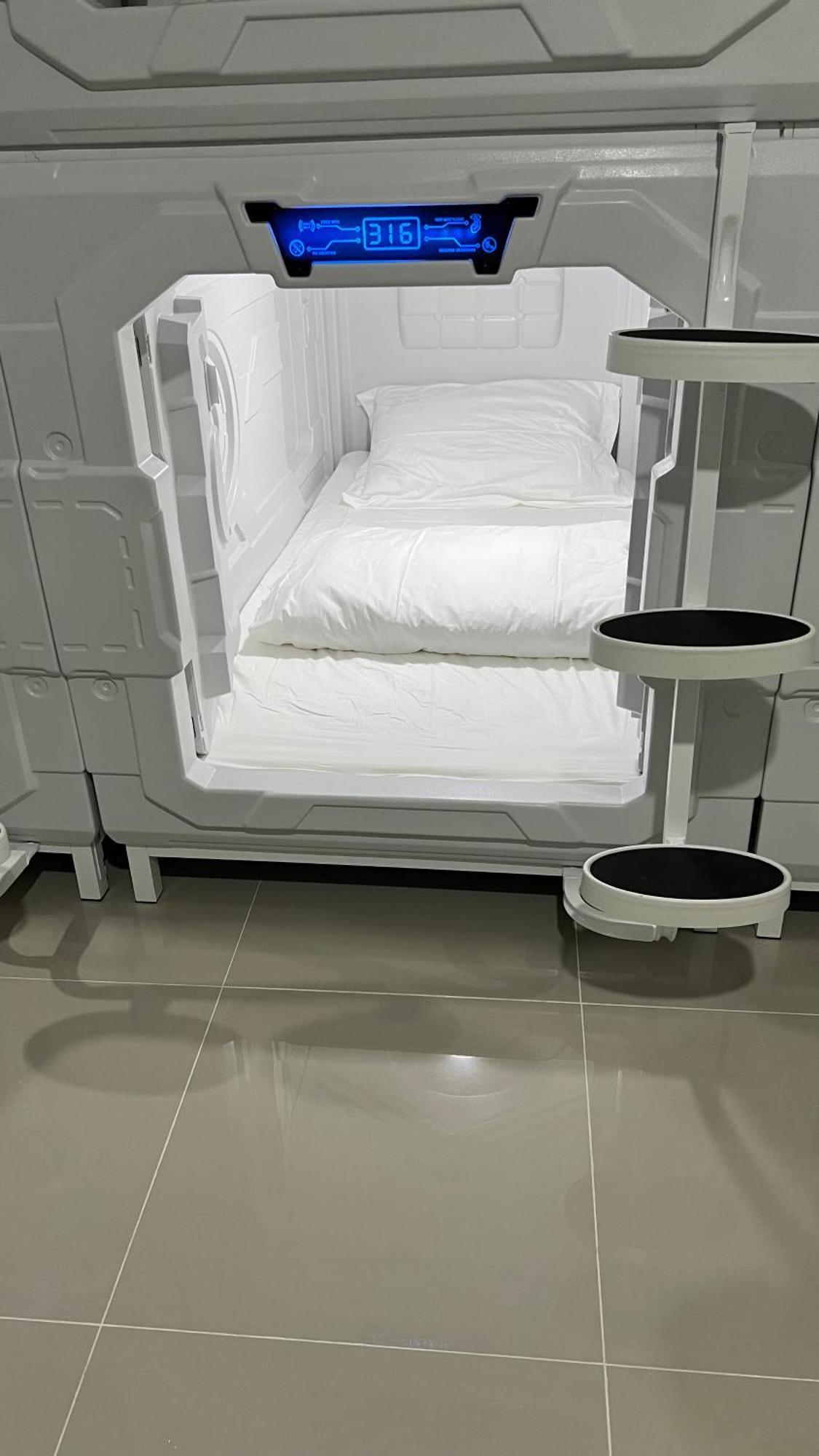 Kiwi Capsule Hotel Банкок Екстериор снимка
