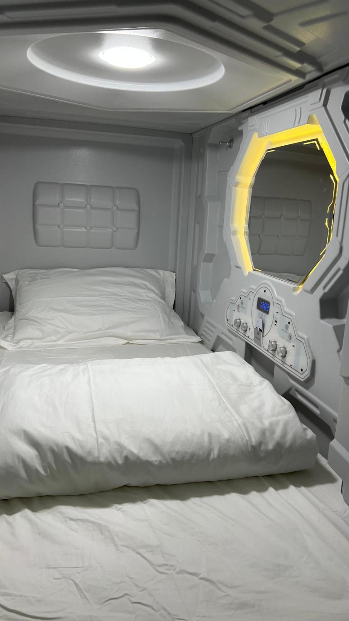 Kiwi Capsule Hotel Банкок Екстериор снимка