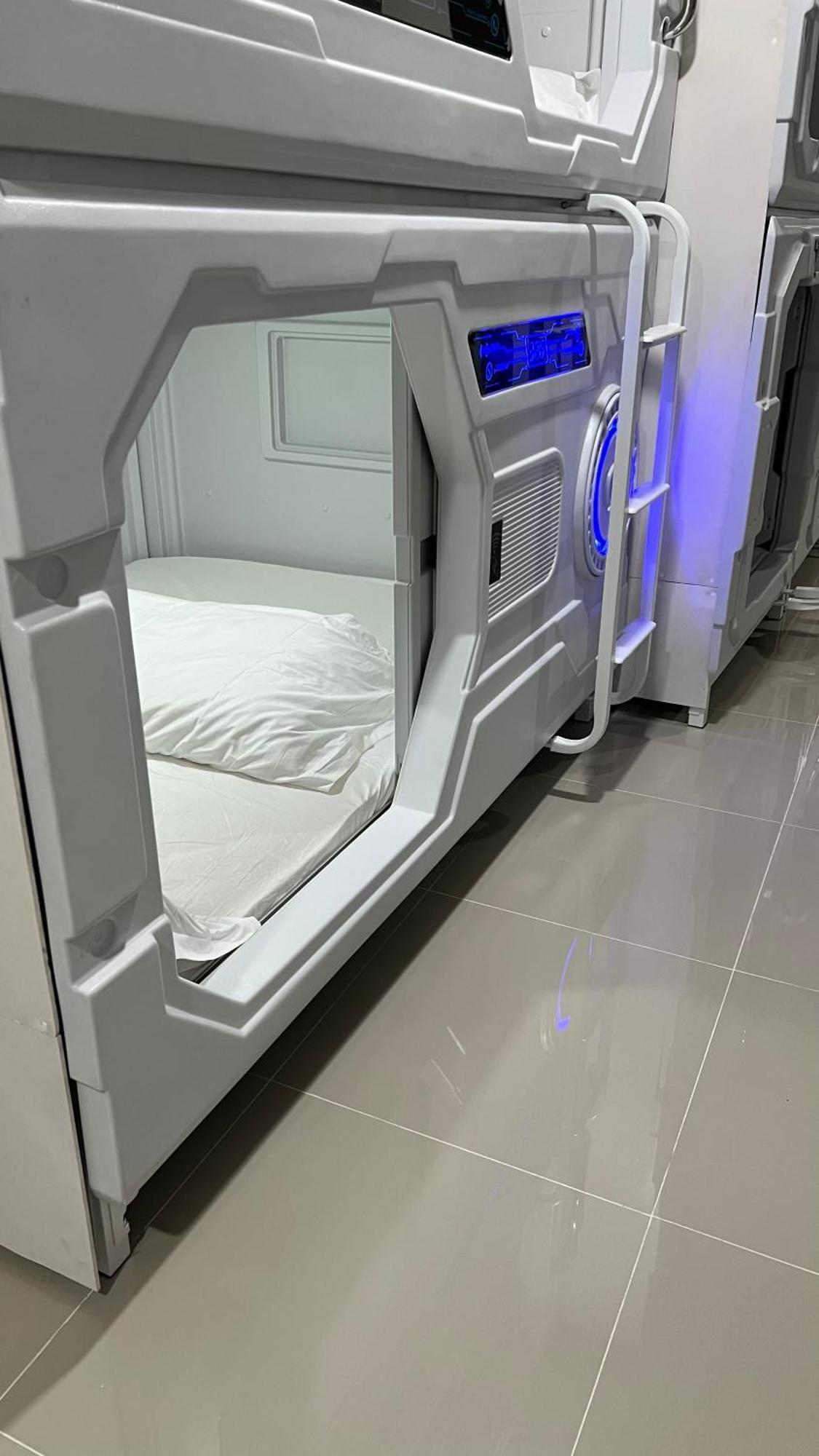 Kiwi Capsule Hotel Банкок Екстериор снимка