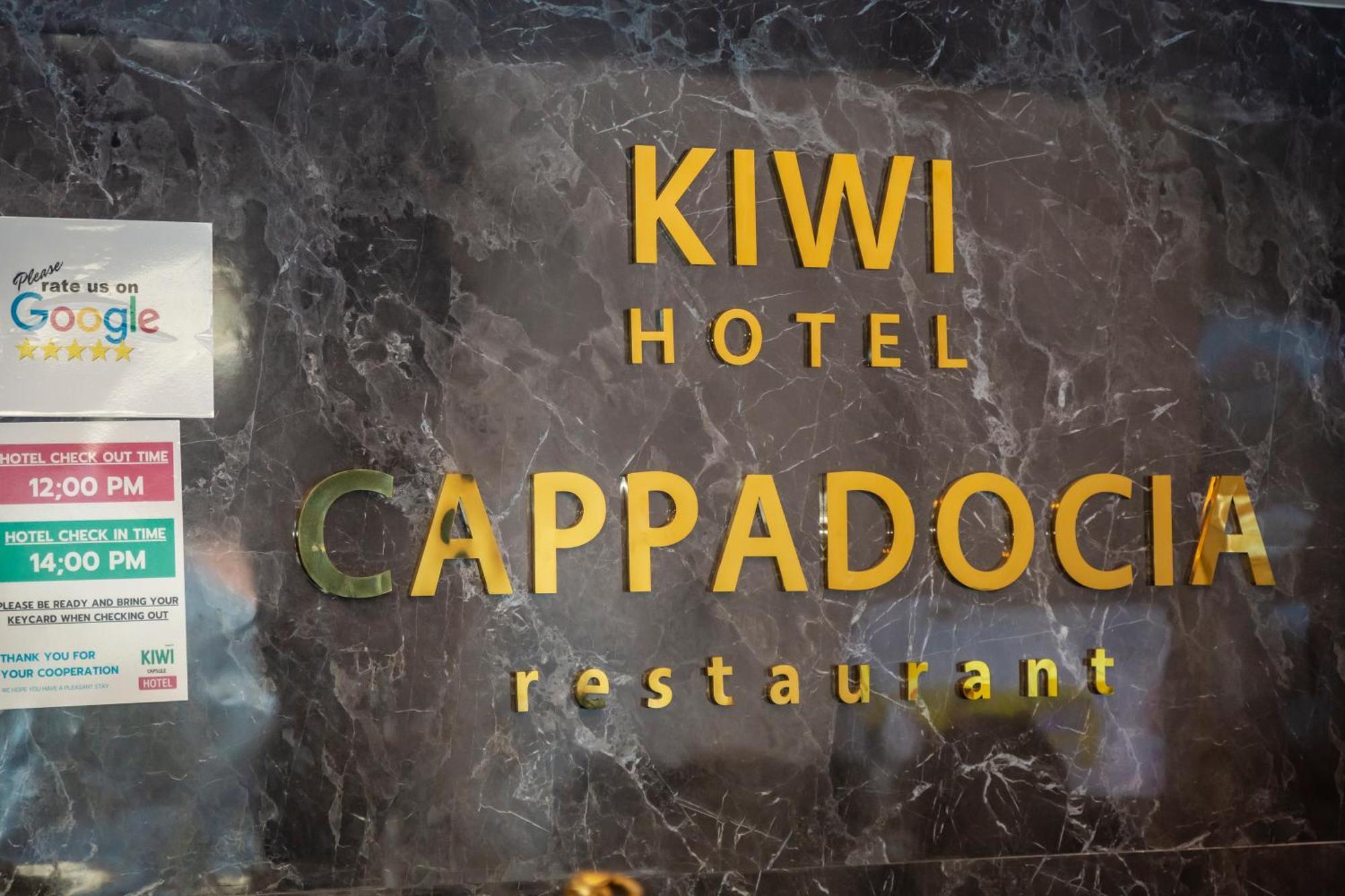 Kiwi Capsule Hotel Банкок Екстериор снимка