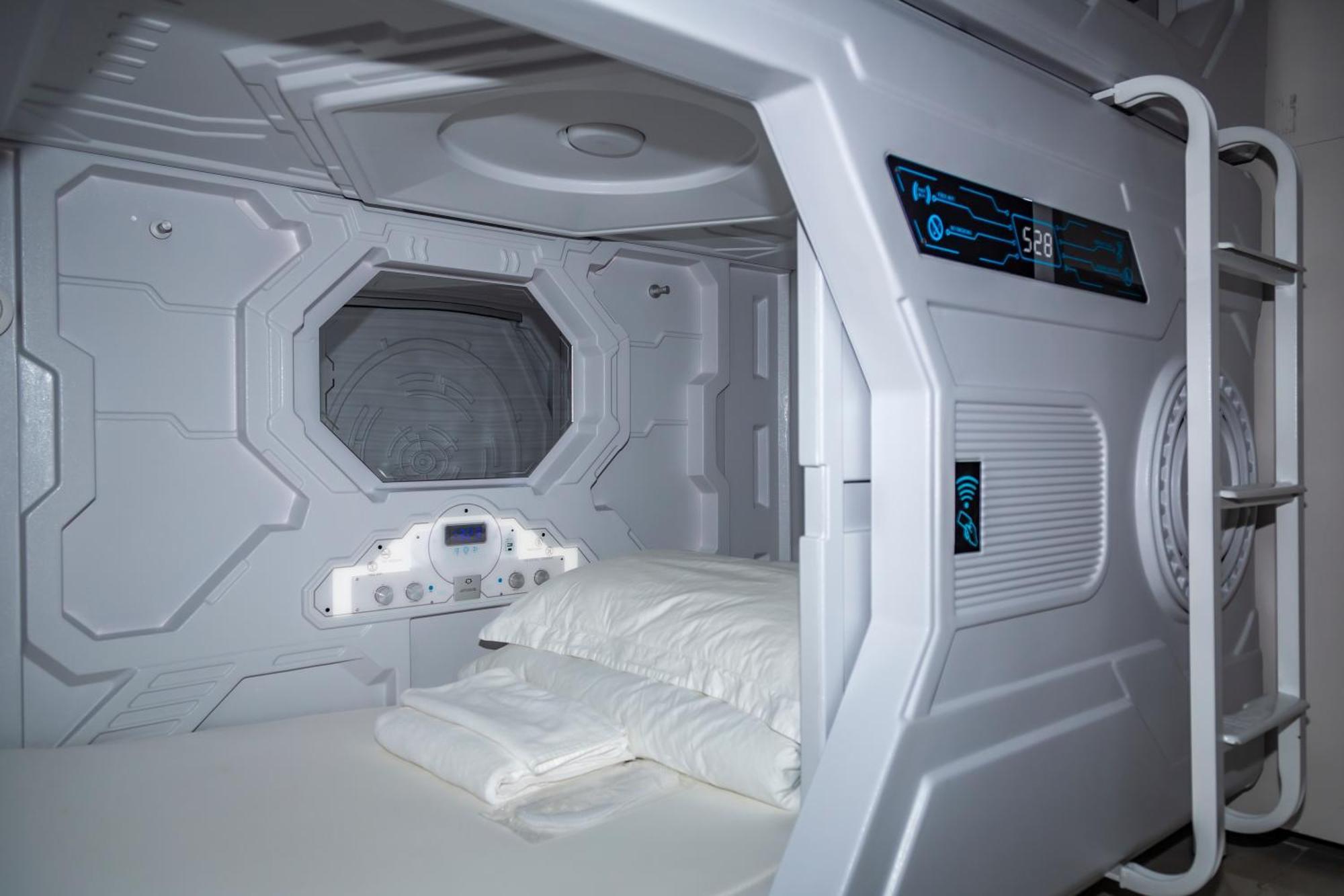 Kiwi Capsule Hotel Банкок Екстериор снимка
