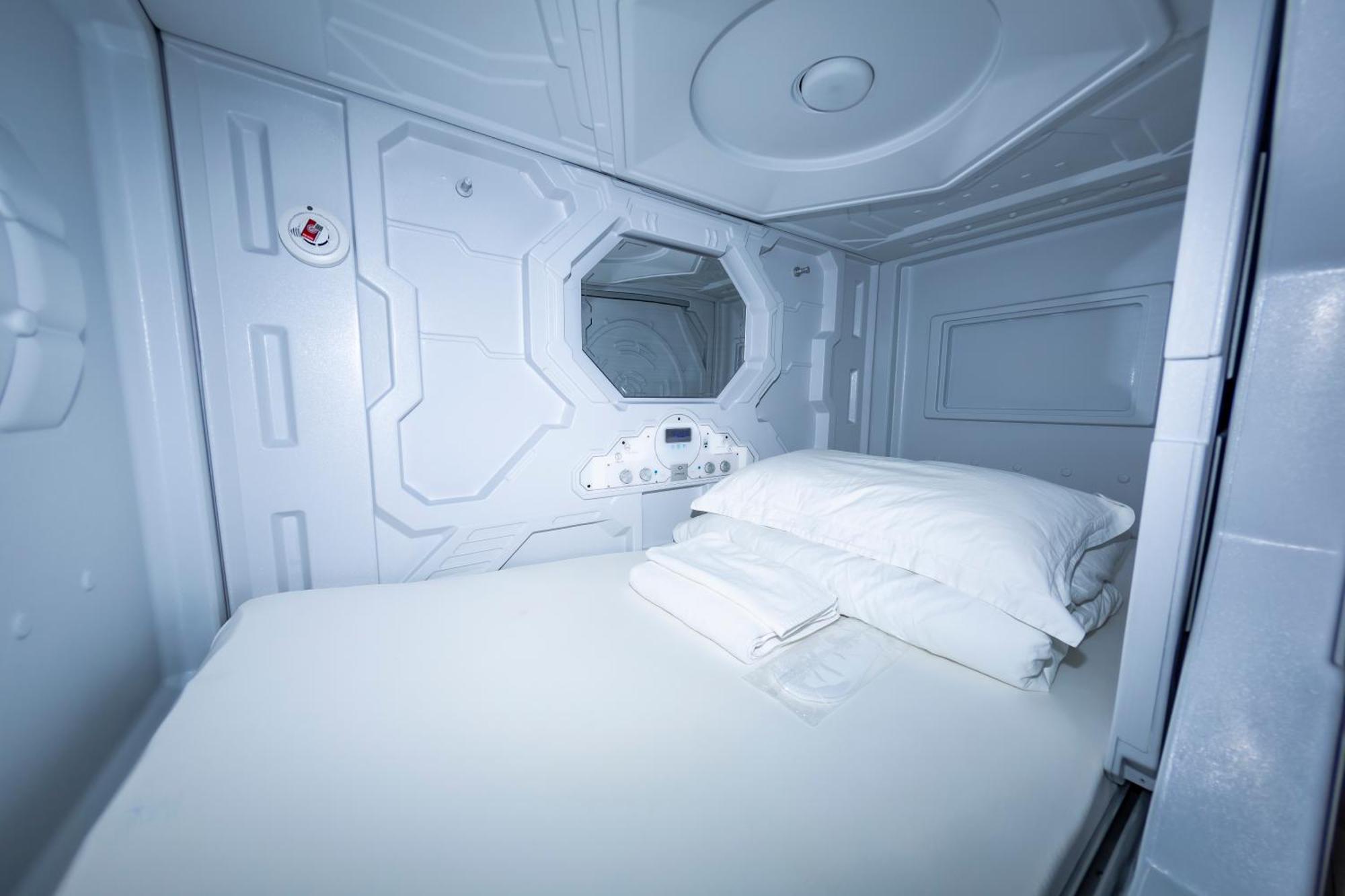 Kiwi Capsule Hotel Банкок Екстериор снимка
