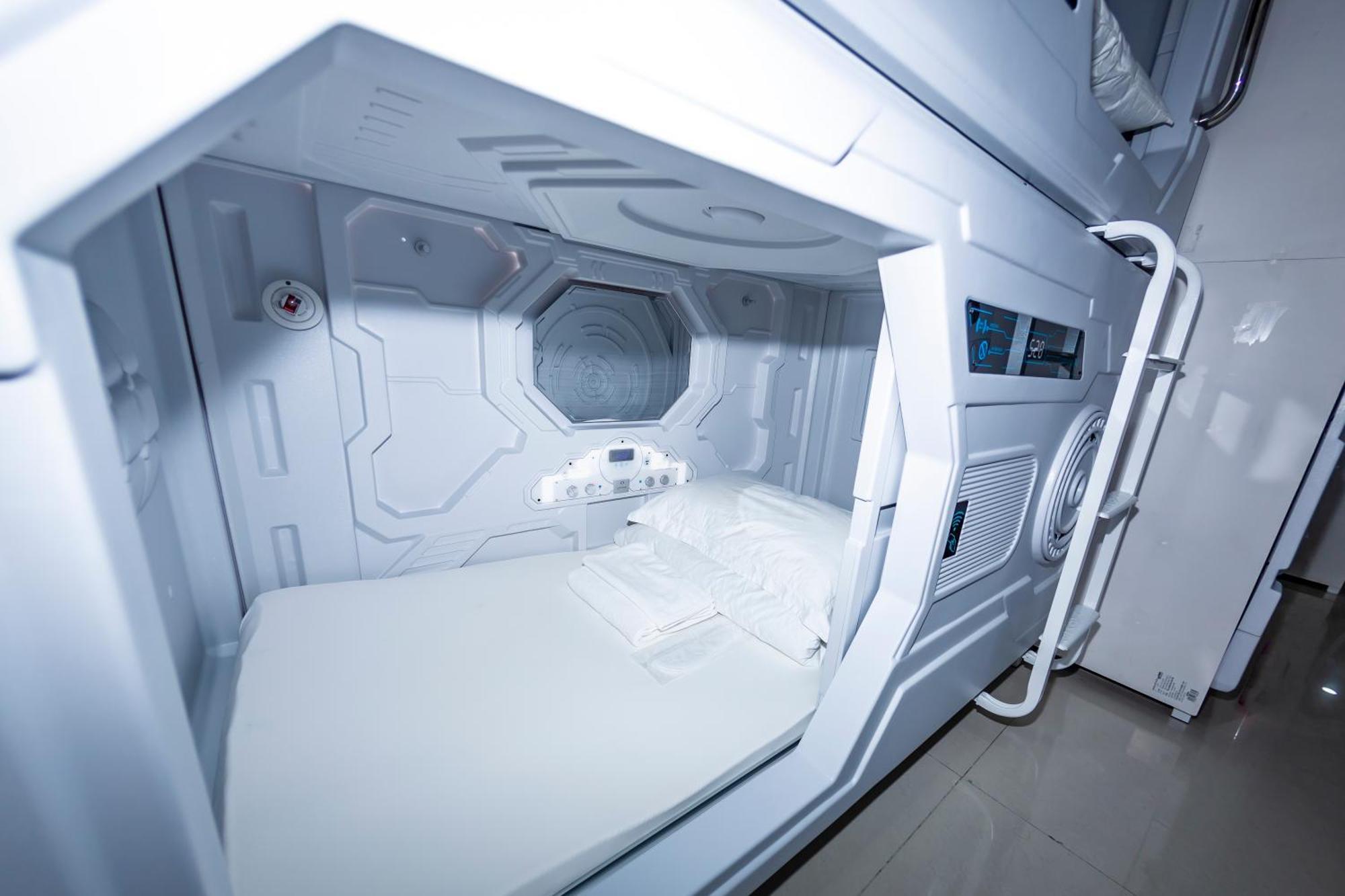 Kiwi Capsule Hotel Банкок Екстериор снимка
