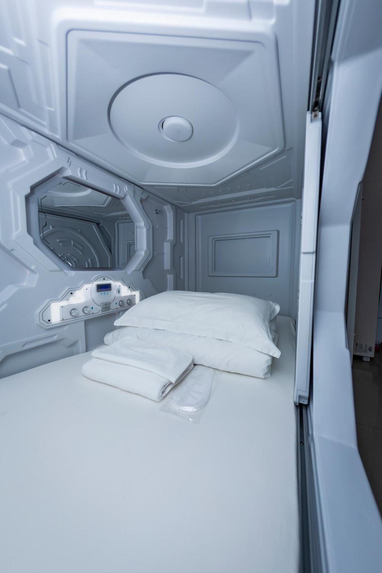 Kiwi Capsule Hotel Банкок Екстериор снимка