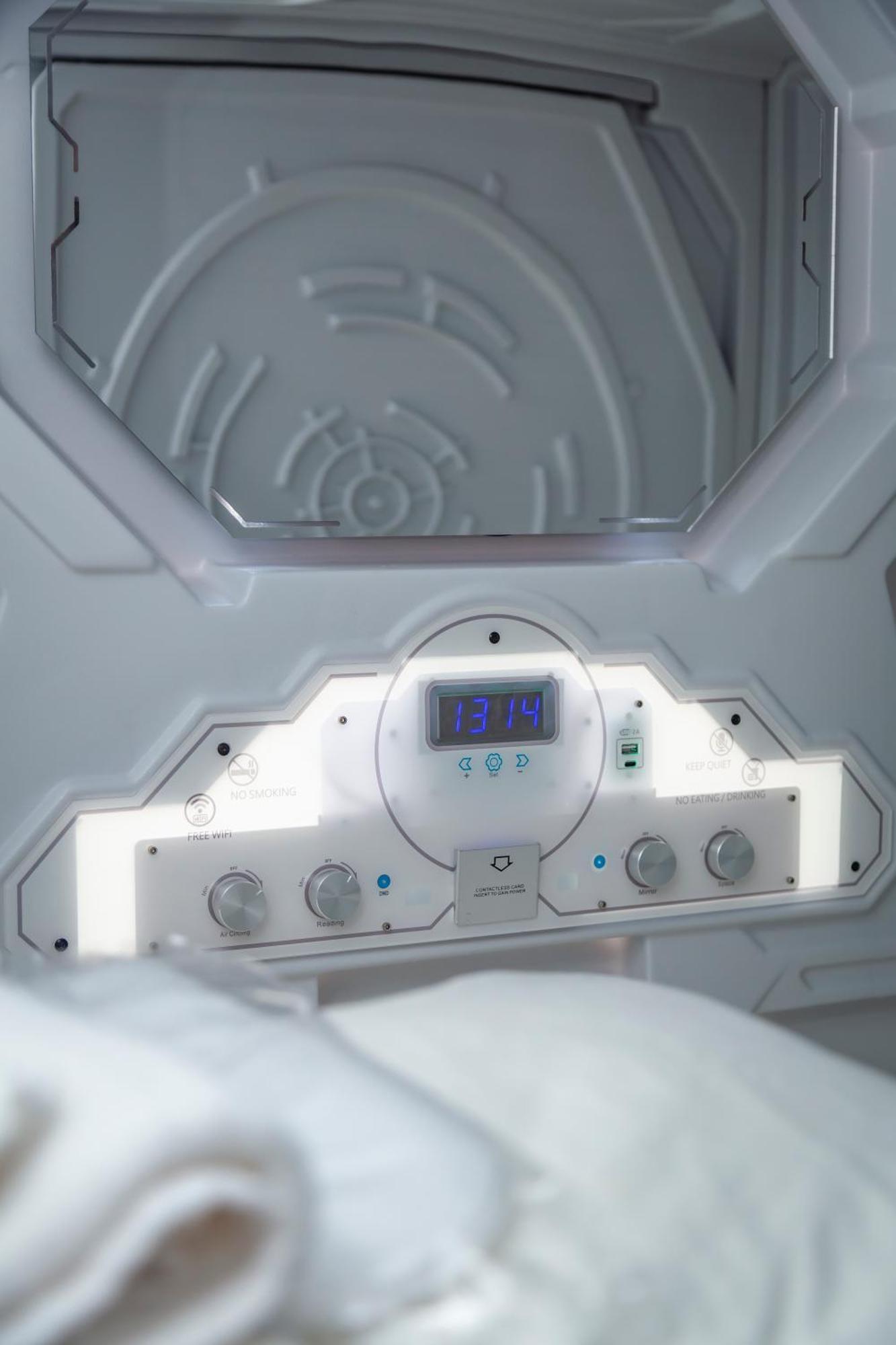 Kiwi Capsule Hotel Банкок Екстериор снимка