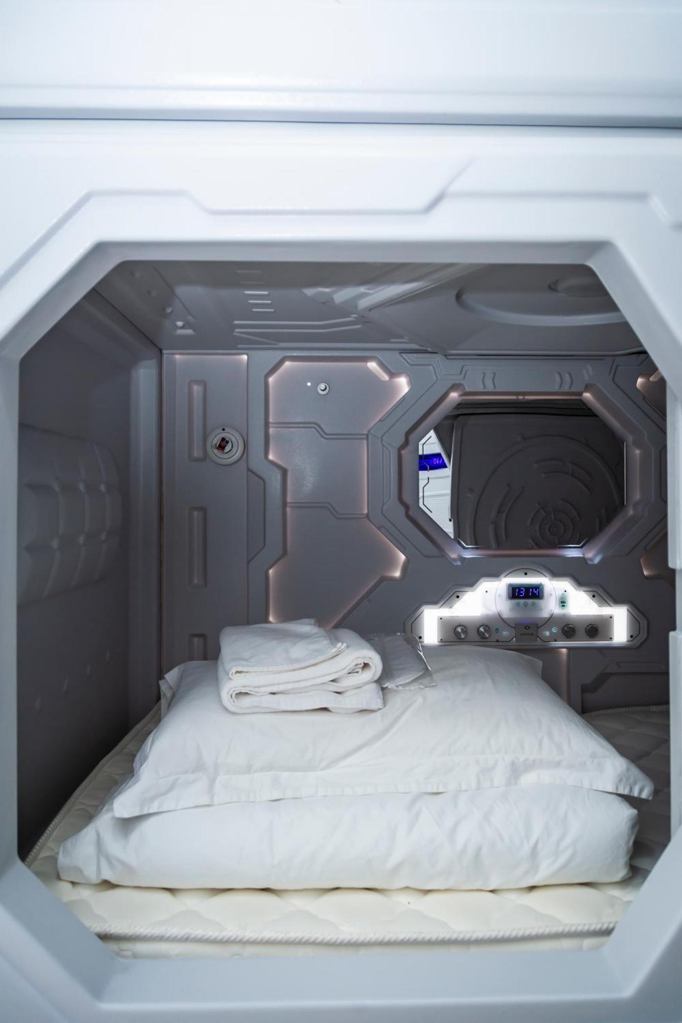Kiwi Capsule Hotel Банкок Екстериор снимка